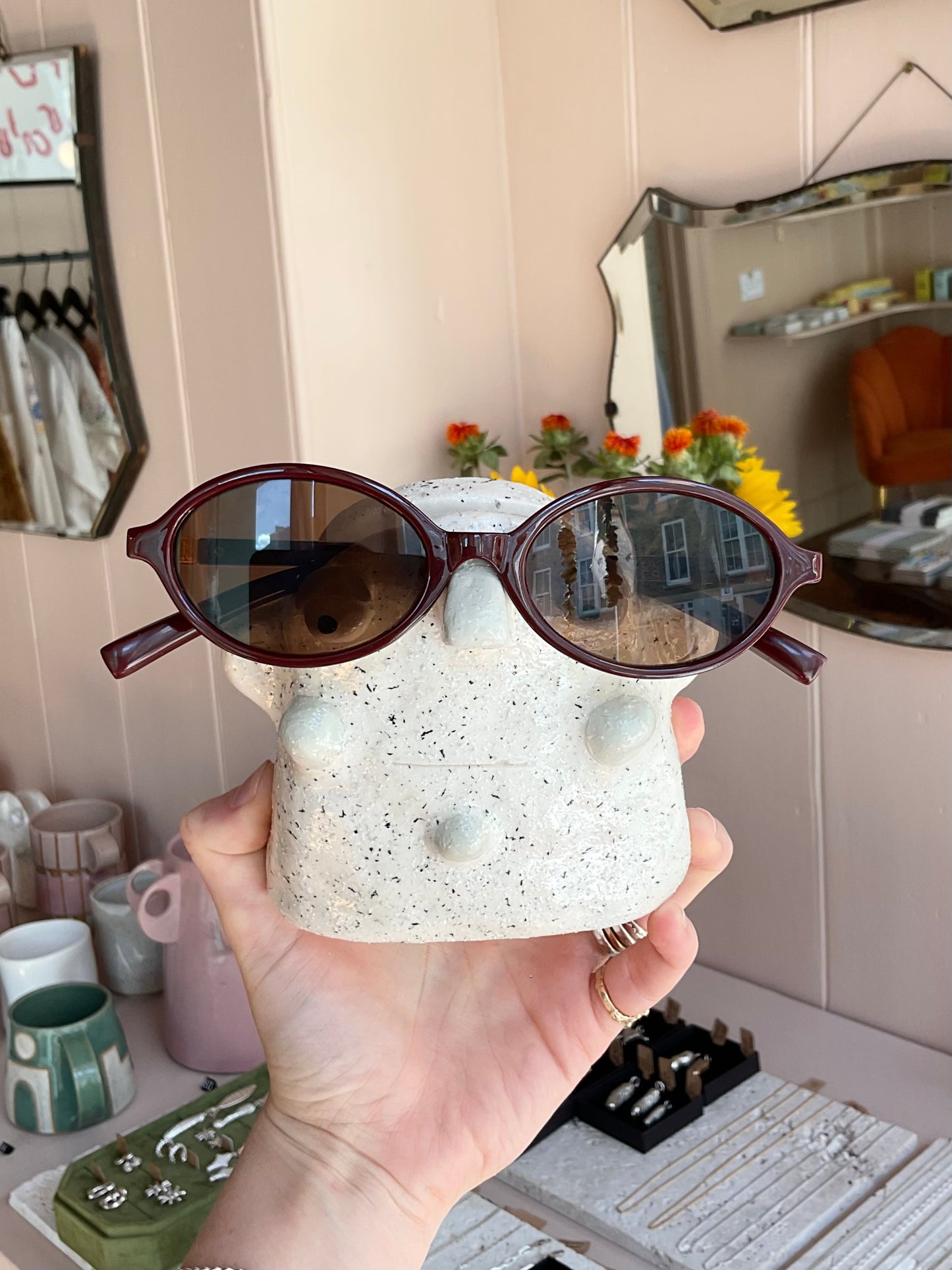 Speckled glasses holder