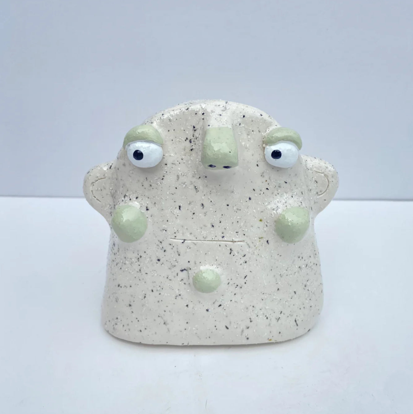 Speckled glasses holder