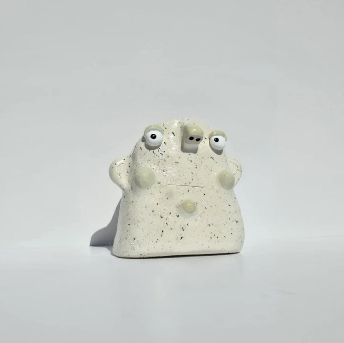 Speckled glasses holder