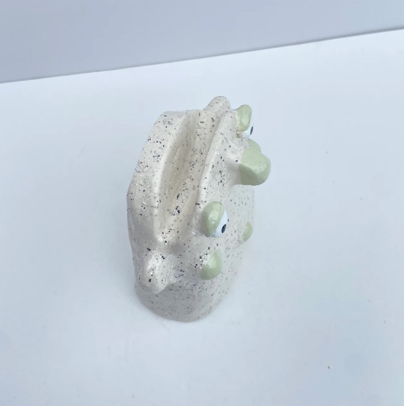 Speckled glasses holder