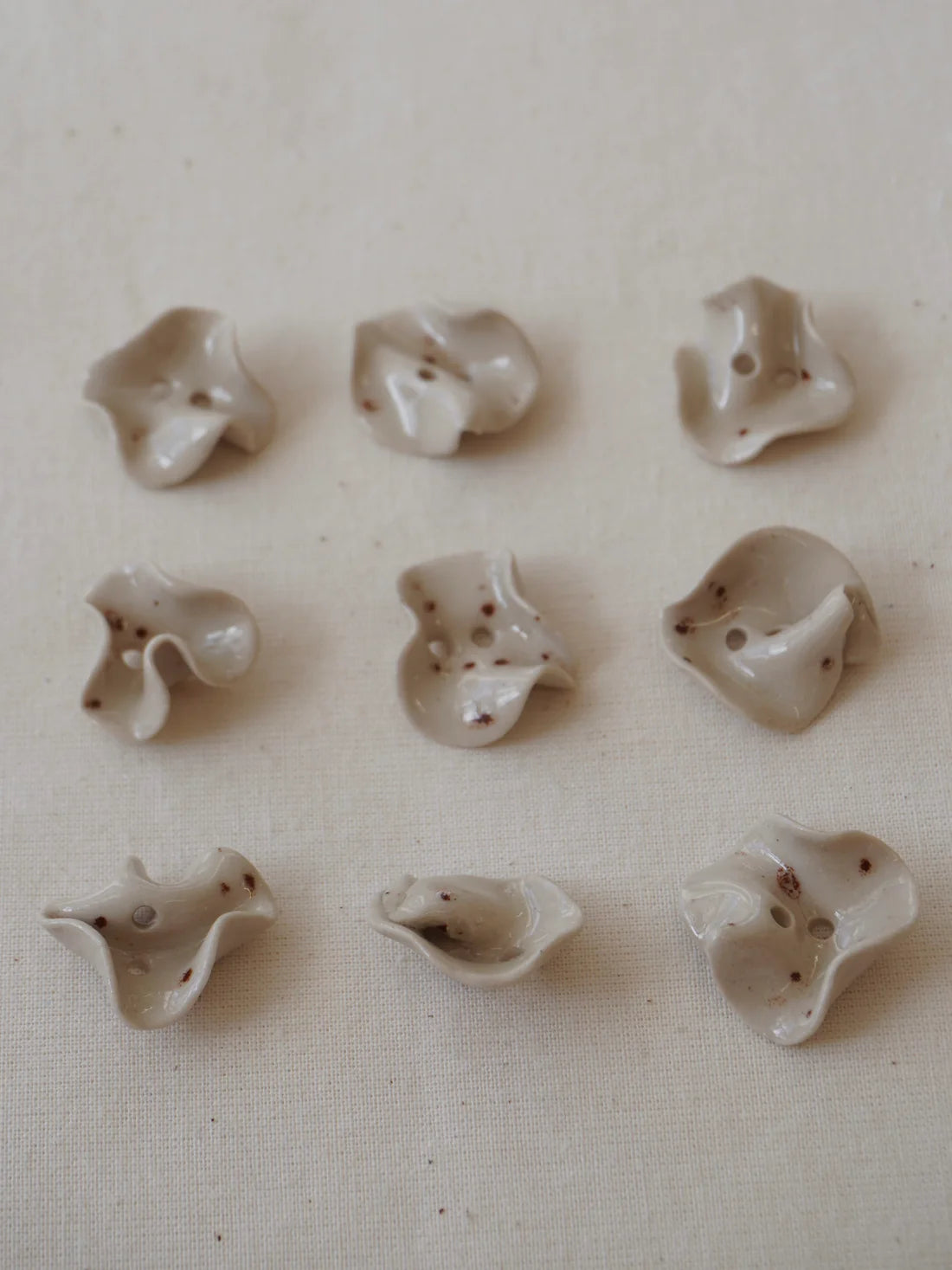 FLOW Button - Beige Speckle