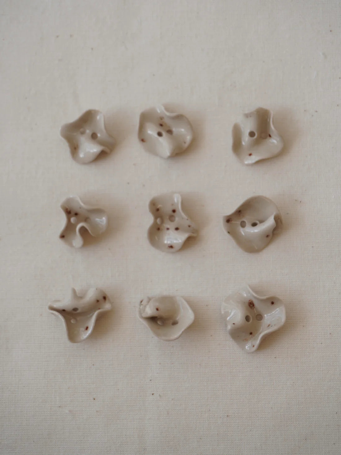 FLOW Button - Beige Speckle