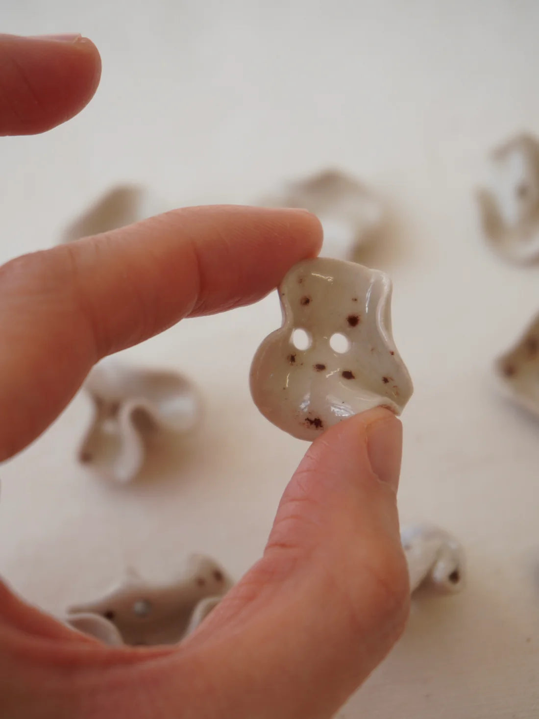 FLOW Button - Beige Speckle
