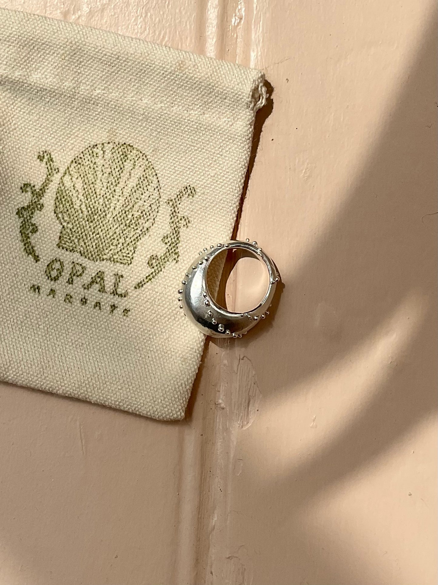 Whelk twist ring
