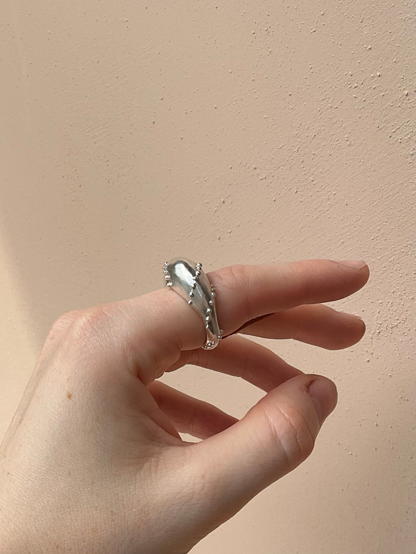 Whelk twist ring