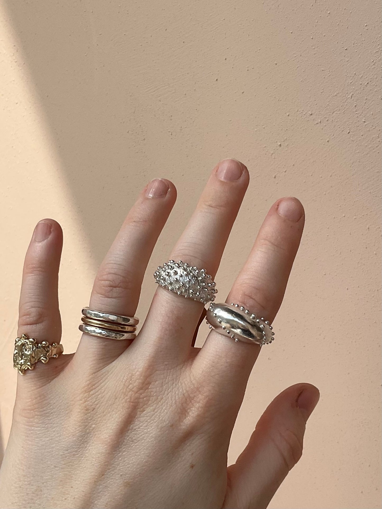 Whelk twist ring