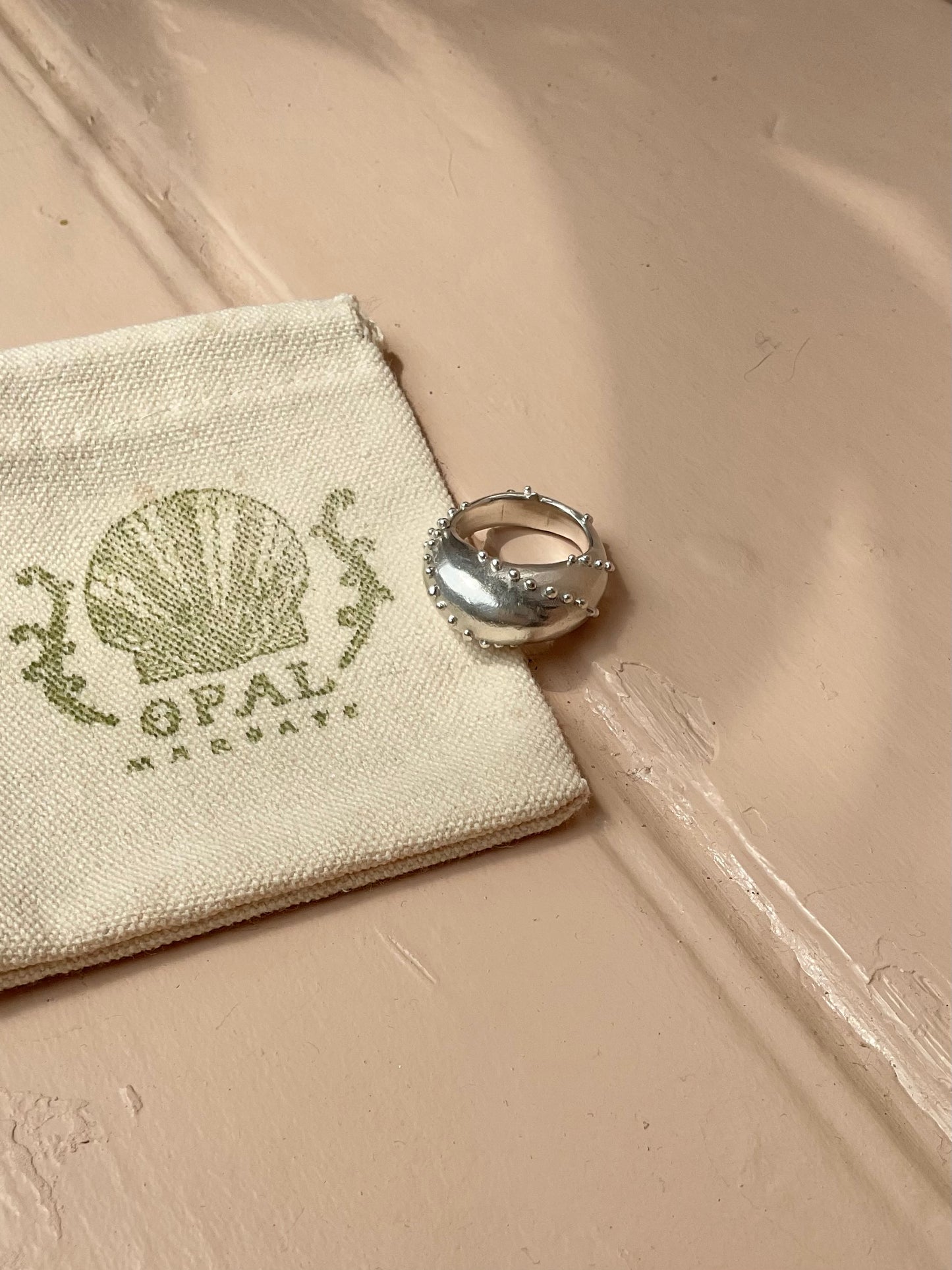 Whelk twist ring