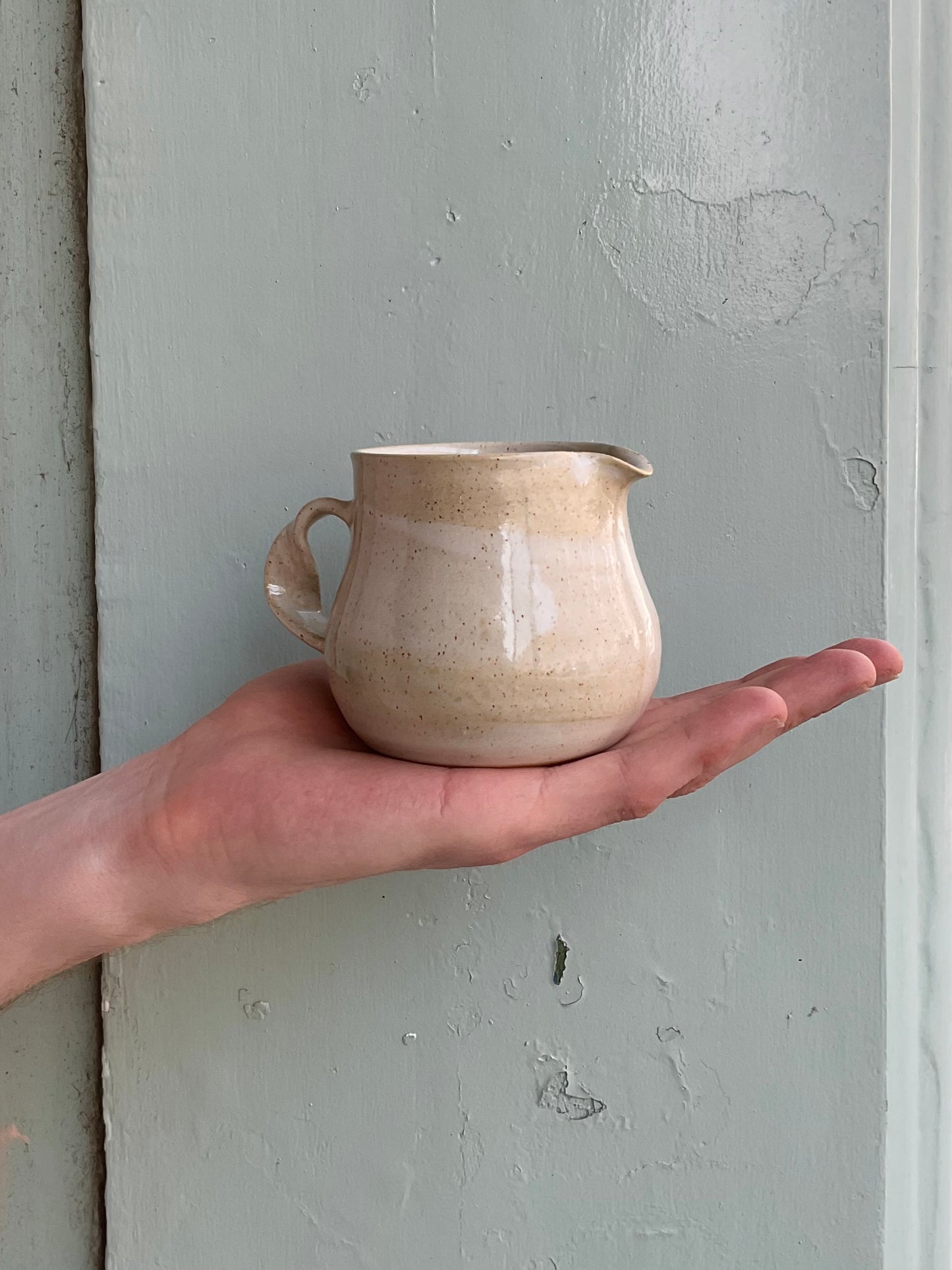 Ribbon handle jug
