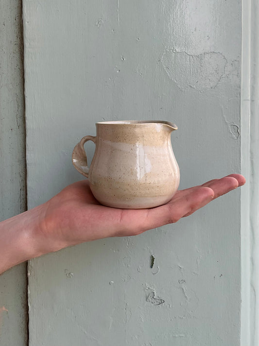 Ribbon handle jug