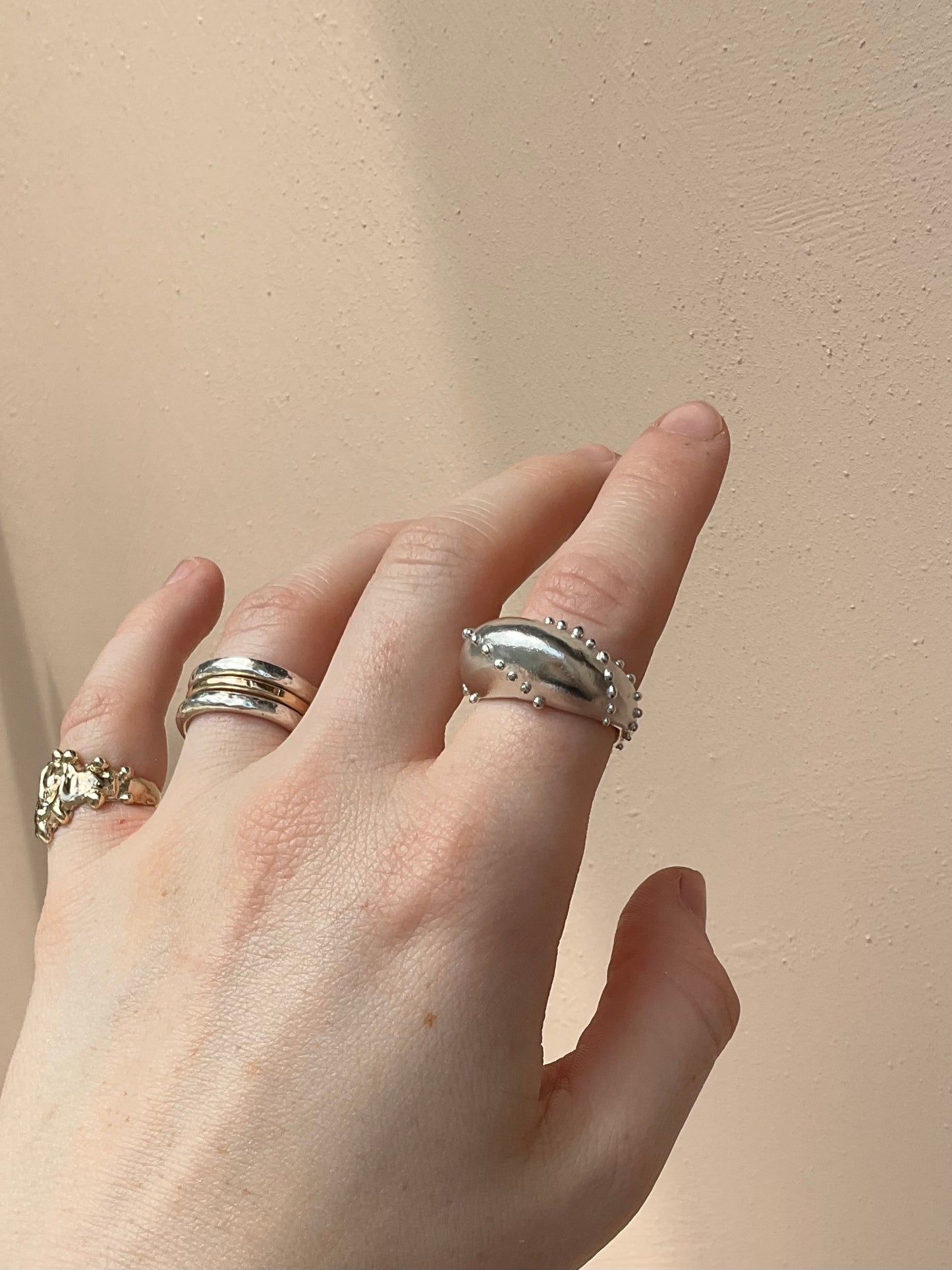 Whelk twist ring