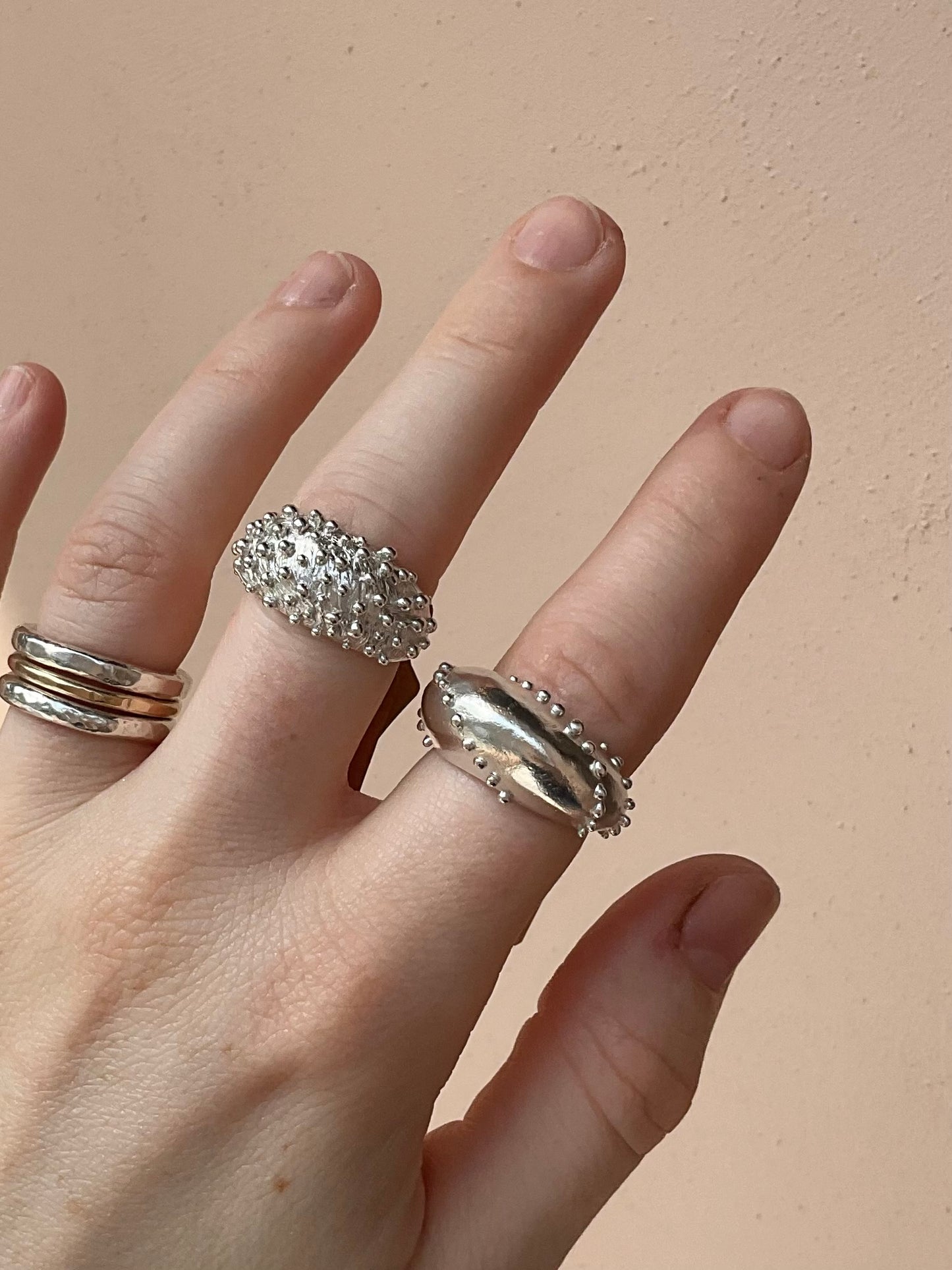Whelk twist ring
