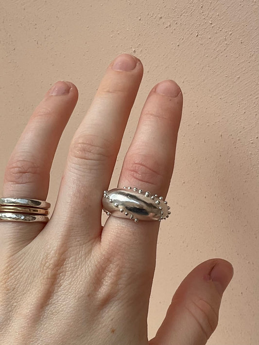 Whelk twist ring