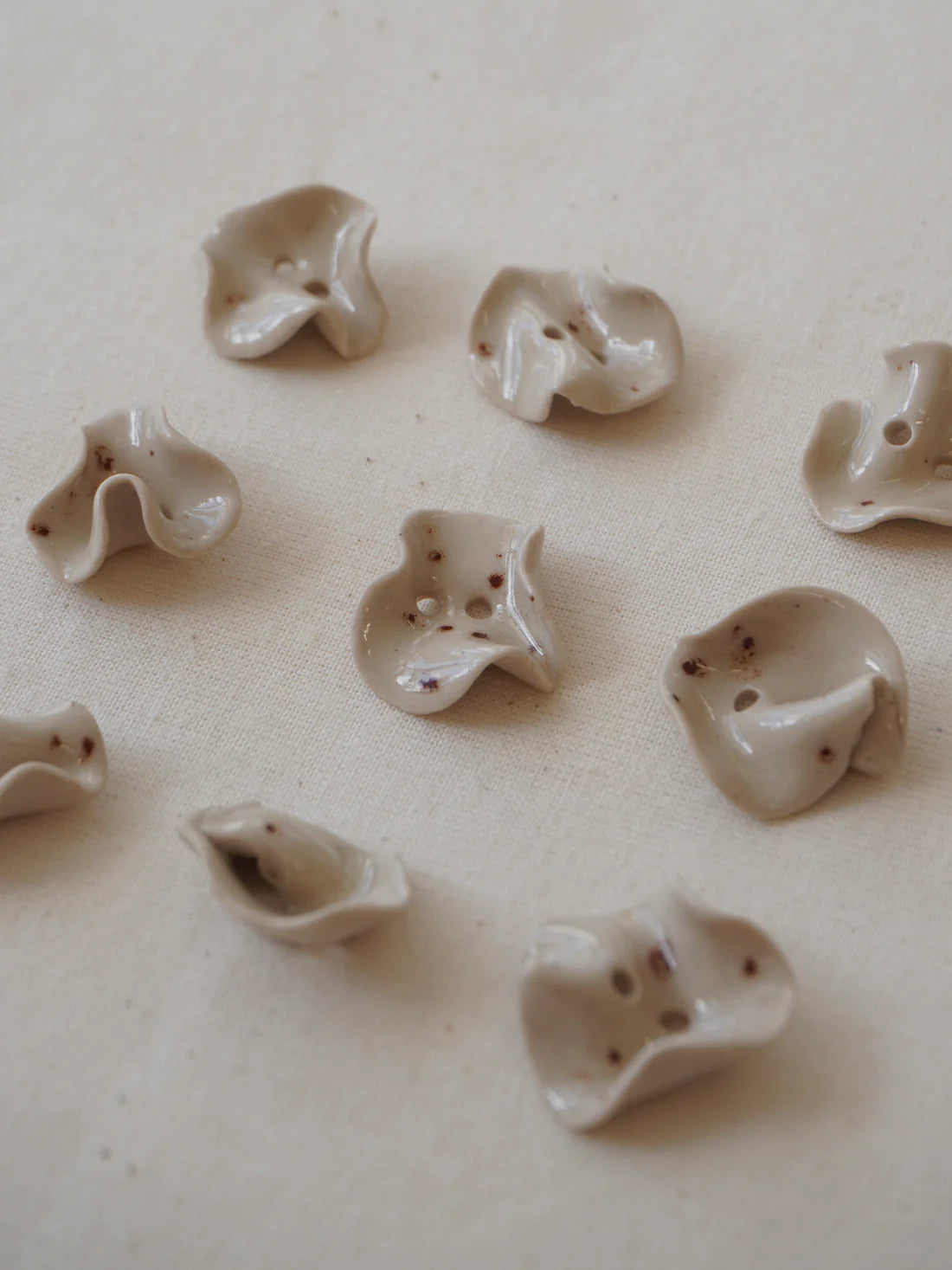 FLOW Button - Beige Speckle